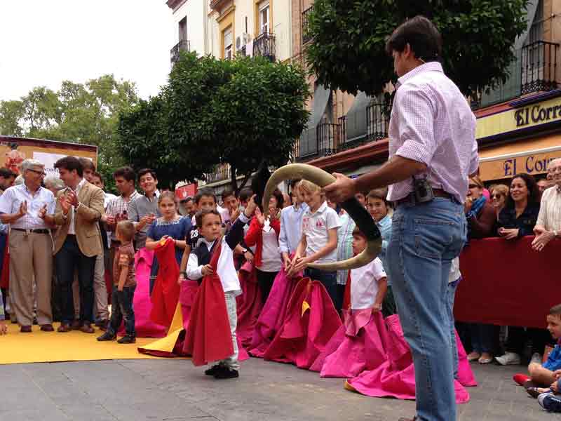 Perera y escolares en La Algaba.