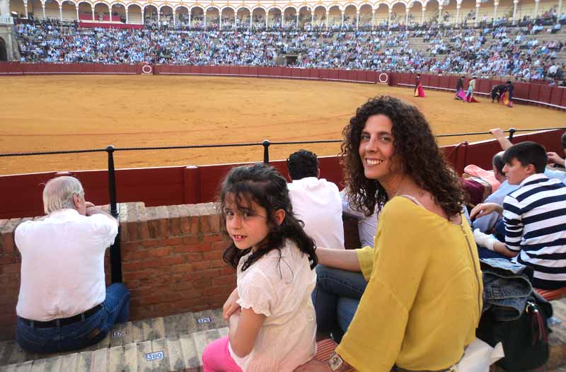 En el Día de la Madre, ¿qué mejor compañía mutua que madre e hija en los toros?