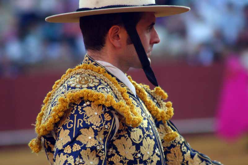 Curiosa chaquetilla del picador Gabin Rehabi, con sus iniciales bordadas.