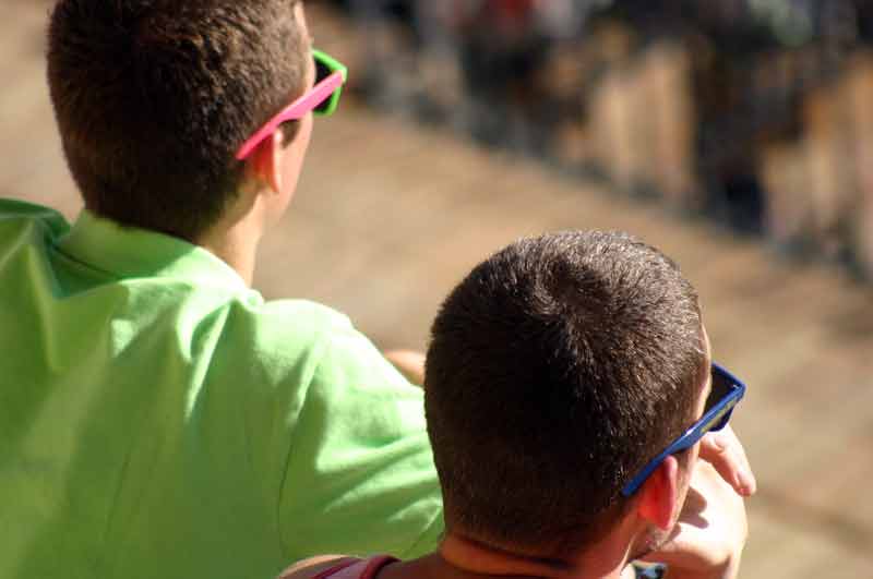 Una alegres y coloridas gafas de sol para romper costumbres en los toros.