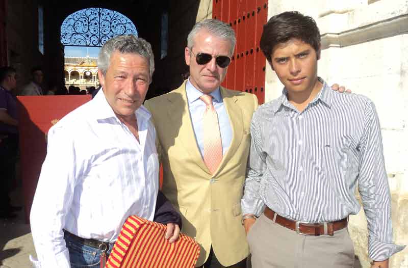 Rafael Torres, Miguel Flores y el hijo de César Pastor, el novillero José María Pastor.