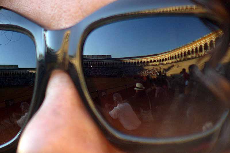 Reflejos de la Maestranza en los espejos de las gafas de sol.