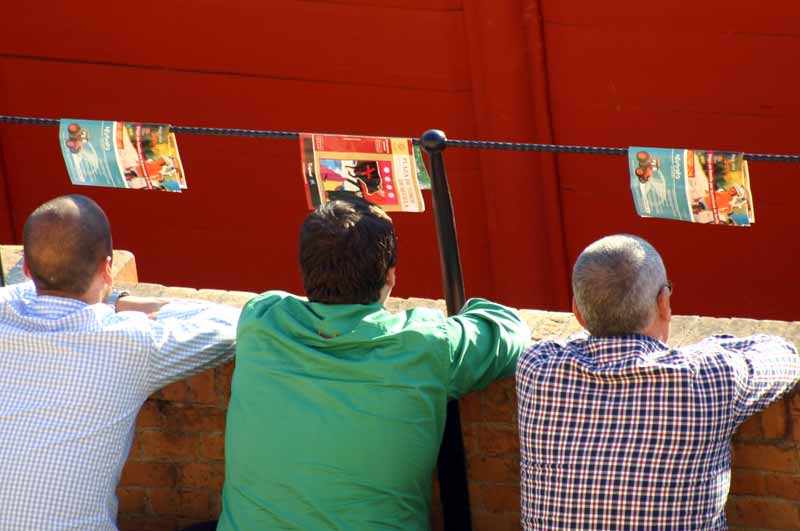 Inventos sevillanos para quitarse el sol de la cara.