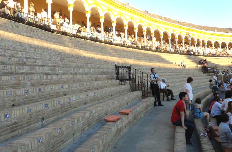 Pasada la Feria de Abril, los tendidos maestrantes se van despoblando a paso acelerado.