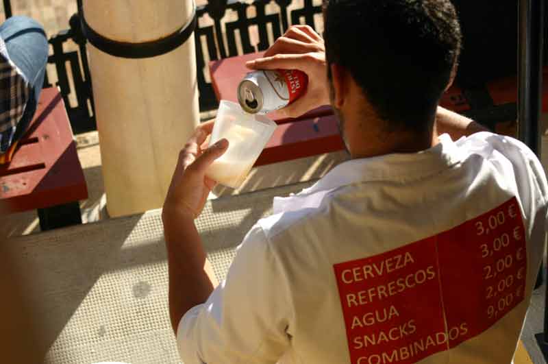 Un vendedor en las gradas de la plaza.