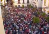 La plaza del Ayuntamiento de Utrera, completamente colapsada de toreros, ganaderos y aficionados, en protesta por la medida prohibicionista a menores de los partidos políticos locales. (FOTO: lopezmatito.com)