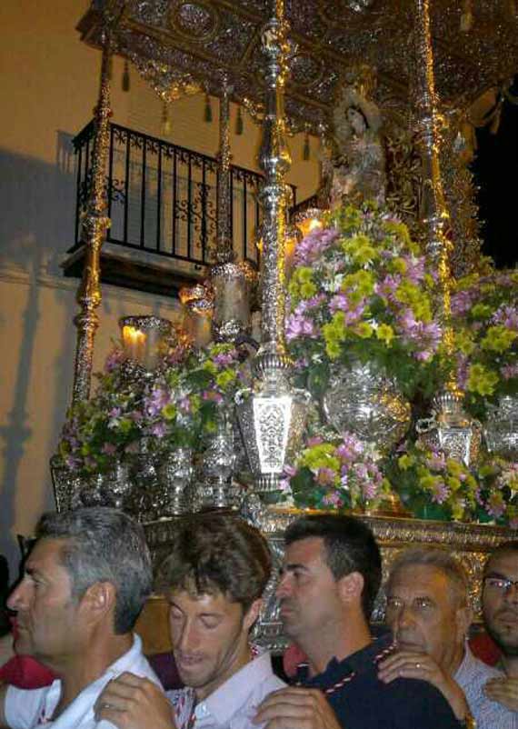 Manuel Escribano lleva sosbre sus hombros a la Virgen de la Encarnación, patrona de su pueblo de Gerena.