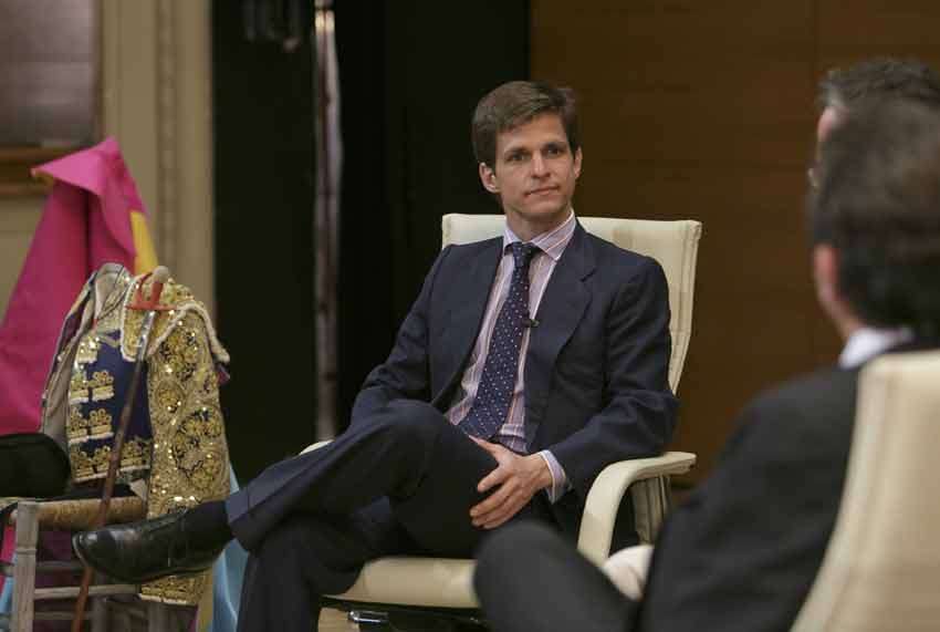 El Juli, durante el coloquio cvelebrado en Sevilla con el escritor Alfonso Ussía. (FOTO: Toromedia)