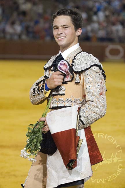 Juan Pablo Llaguno, con la oreja del sexto. (FOTO: lopezmatito.com)