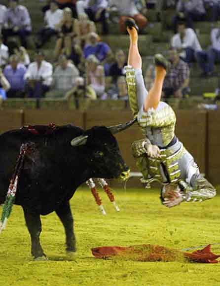 Espectacular voltereta del utrerano Fernando González en el cuarto. (FOTO: Arjona)