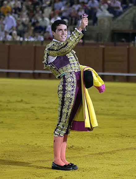 El Manriqueño, con la oreja del primero. (FOTO: Arjona)