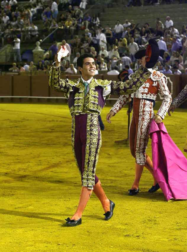 El Manriqueño, con la oreja del primero, único trofeo en ocho erales. (FOTO: González Arjona)