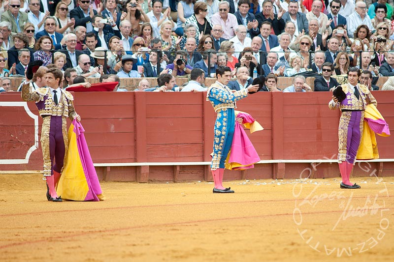 Saludo de los tres espadas.