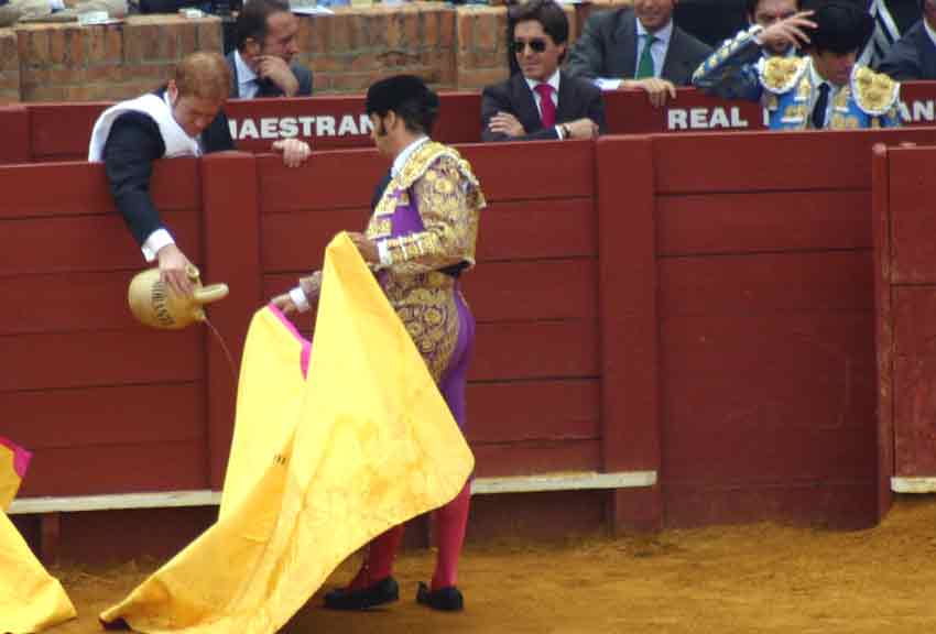 Morante, de los pocos que conservan el clásico botijo para el agua.