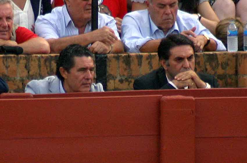 El delegado de la Junta de Andalucía, Javier Fernández, permanece impávido junto a José Antonio Campuzano ante la escasa presentación de los toros lidiados en la segunda del ciclo de San Miguel.