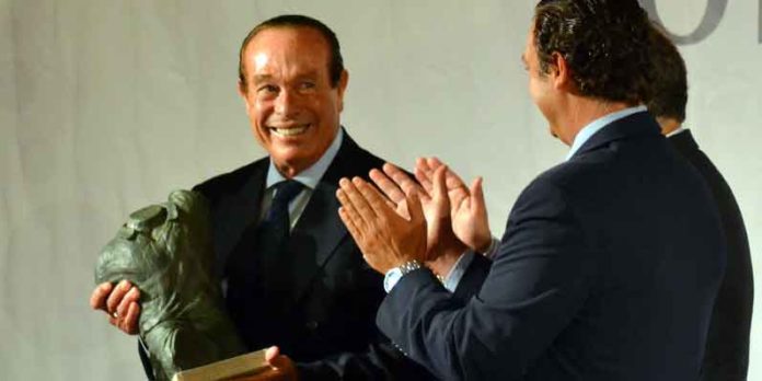 Curro Romero recibe el galardón de la Fundación Heliópolis por su reconocido beticismo. (FOTO Fran Vega/manquepierda.com)