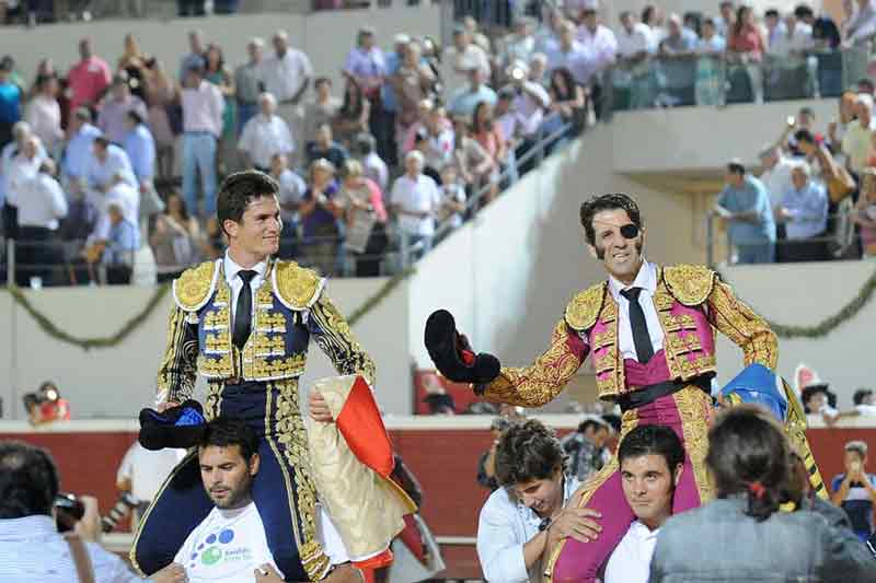 Luque y Padilla a hombros.