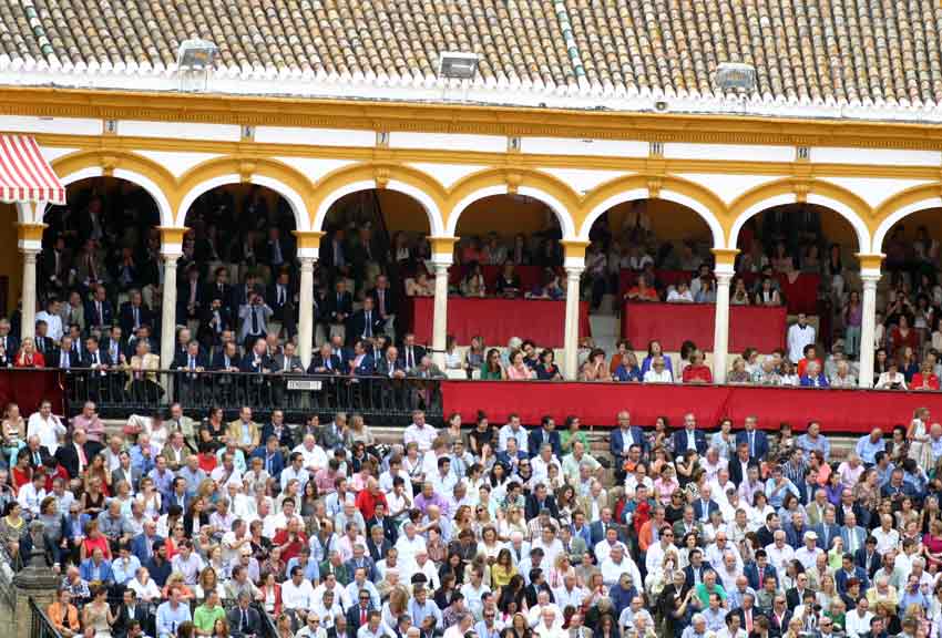 Medio aforo cortito en el exclusivo palco de los maestrantes.