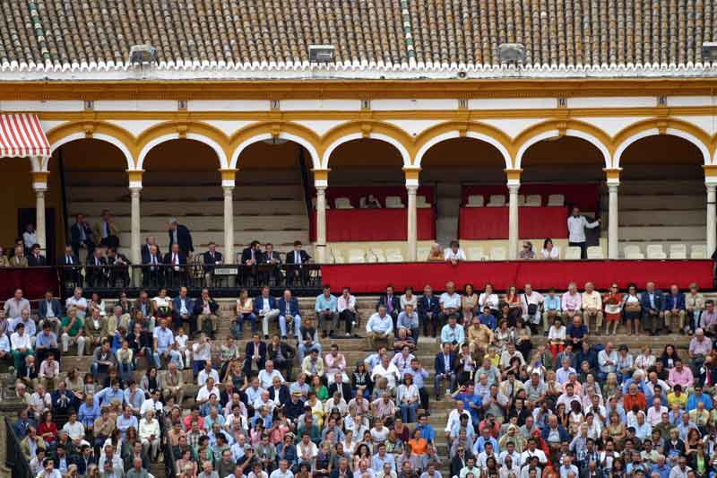 Los maestrantes huyeron un día más de su propia plaza.