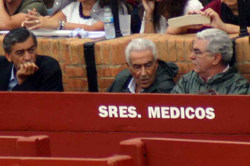 Los médicos, preparados con chubasqueros en su burladero.