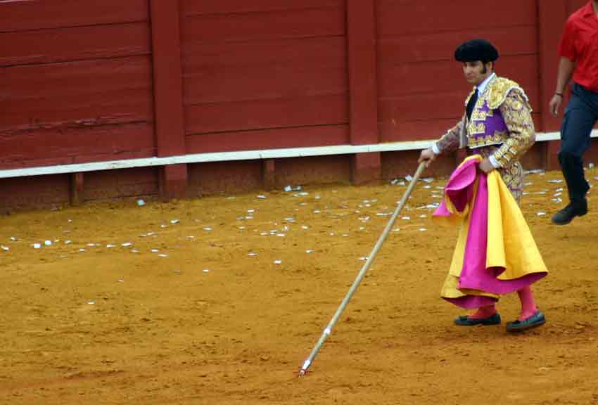 Curiosa imagen de Morante, garrocha de picar en mano,