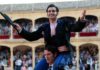Morante en su salida a hombros esta tarde en Ronda. (FOTO: Arjona/mundotoro.com)