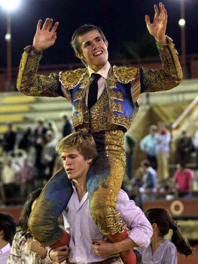 Javier Jiménez sale a hombros de su hermano Borja al final de la novillada. (FOTO: Joël Buravand)