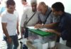Los empleados de la empresa Pagés votando a sus representantes del Comité de Empresa. (FOTO; Javier Martínez)