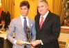 Daniel Luque recibe uno de los premios de manos del alcalde de Almodóvar del Campo (Ciudad Real).