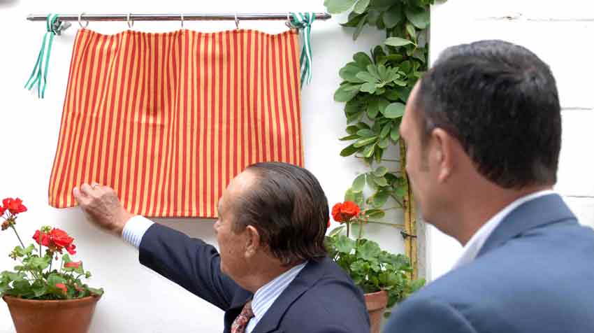 Curro Romero descubre el azulejo de la inauguración.