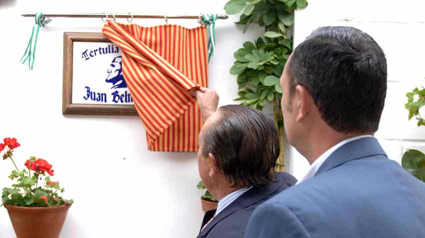 Curro Romero descubre el azulejo de la inauguración.