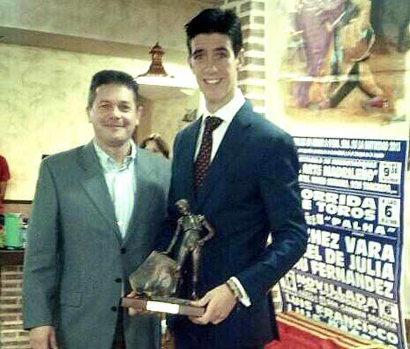 El sevillano Esaú Fernández recoge el premio al 'Triunfador' de la Feria toledana de Méntrida.