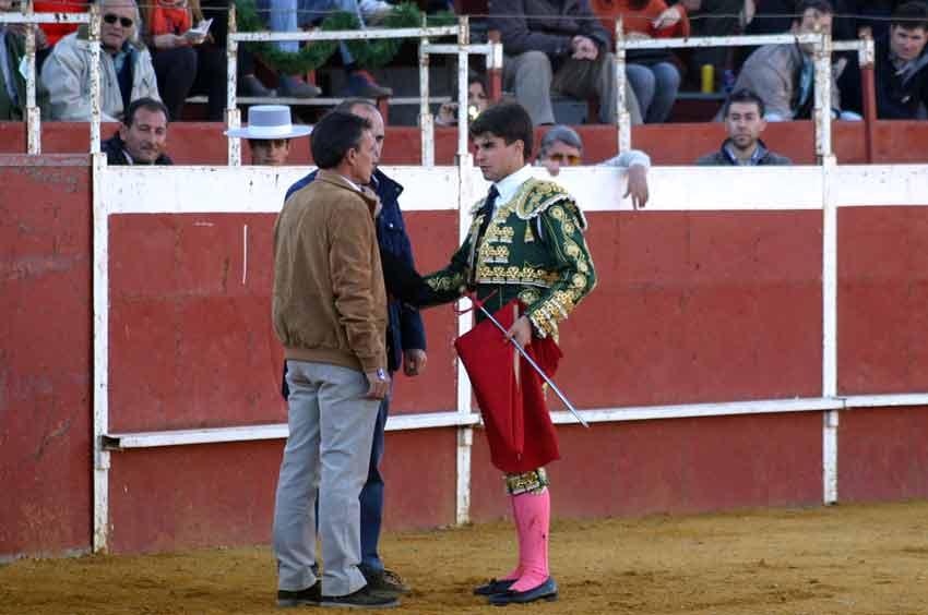 Brindis de agradecimiento a dos colaboradores.