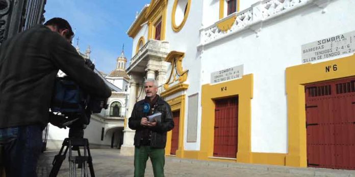 Los periodistas de Canal Sur, cubriendo la noticia del escándalo de la Maestranza para los informativos. (FOTO: Javier Martínez)
