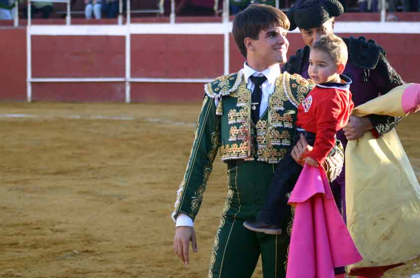 Vuelta al ruedo con un joven aficionado.