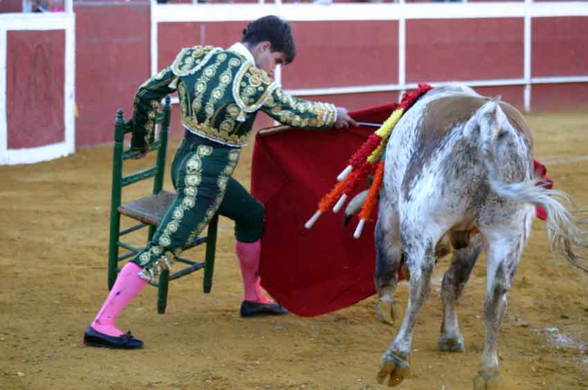 Comenzando la faena sentado en una silla en el cuarto. (FOTO: Javier Martínez)