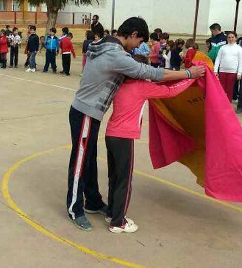 Toreo de salón en el colegio Giner de los Ríos de La Algaba.