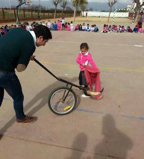 Toreo de salón en el colegio Giner de los Ríos de La Algaba.