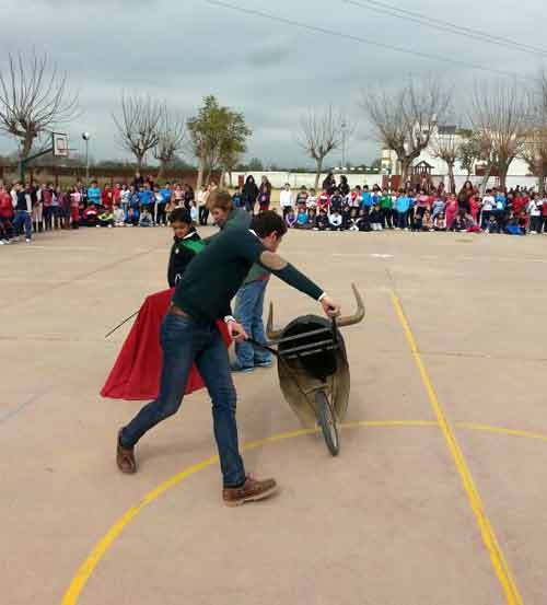 Toreo de salón en el colegio Giner de los Ríos de La Algaba.