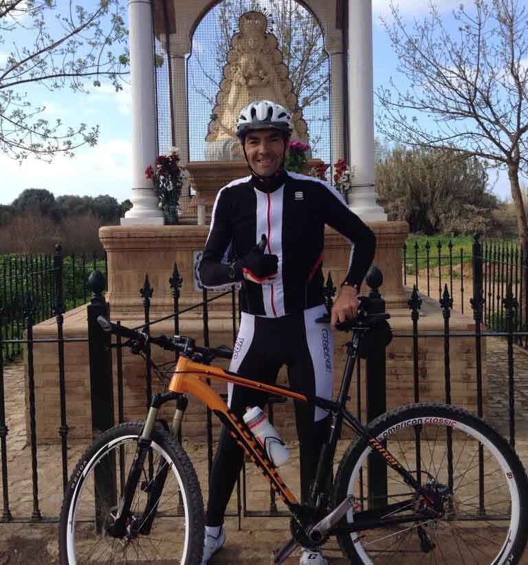 El sevillano El Cid, en una parada de su ruta de ciclo-cross en el Vado del Quema, en Villamanrique de la Condesa.