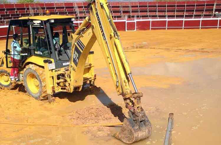 Máquinas retroexcavadoras intentaban durante la mañana adecentar a tiempo el piso plaza de la portátil de Herrera sin lograrlo.