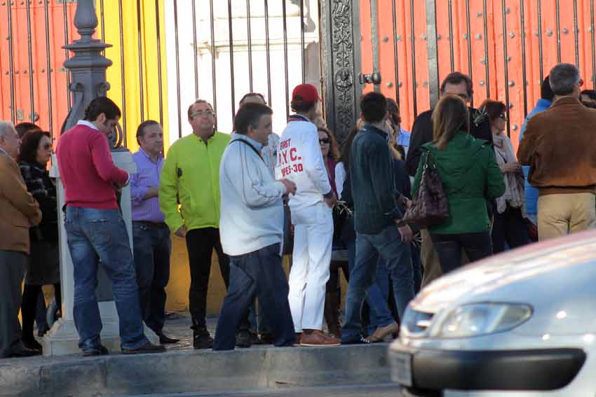 Más de un centenar de aficionados de Camas y Sevilla se concentraban a las cinco y media.