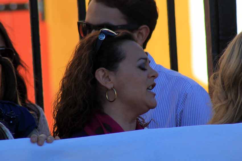 A la artista Raquel Morey le dio tiempo a cantar tras la pancarta la sevillana dedicada a Oliva Soto.