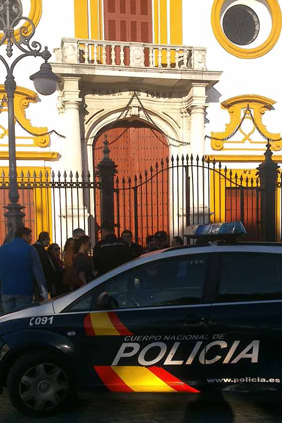 El grupo de aficionados, al ver que el coche-patrulla del otro lado de la calle decidía actuar, replegaron la pancarta.