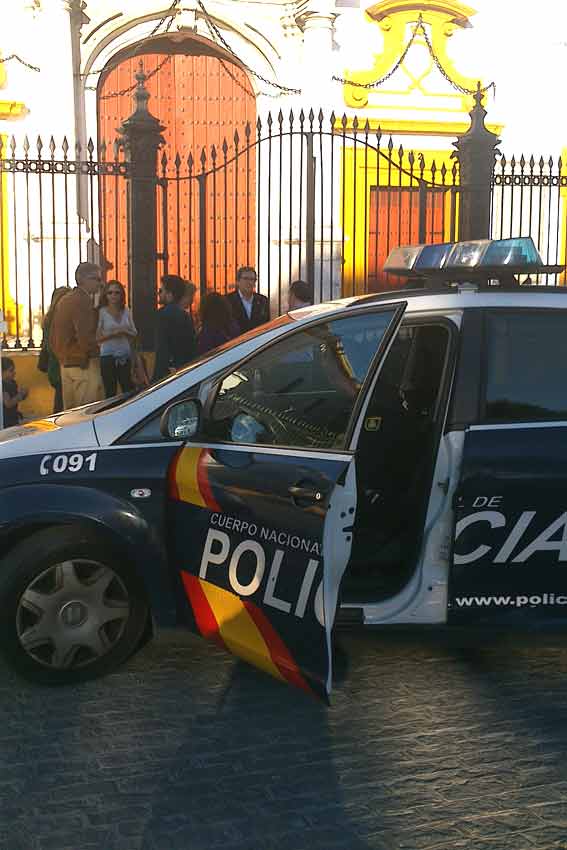 Algunas aficionados con niños decidieron apartarse de la zona ante la llegada activa de la Policía a la Maestranza.