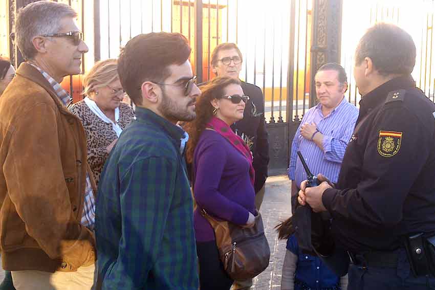 Pese a la intimidación de la sorprendente presencia policial, los agentes siempre mostraron una actitud de calma y diálogo.