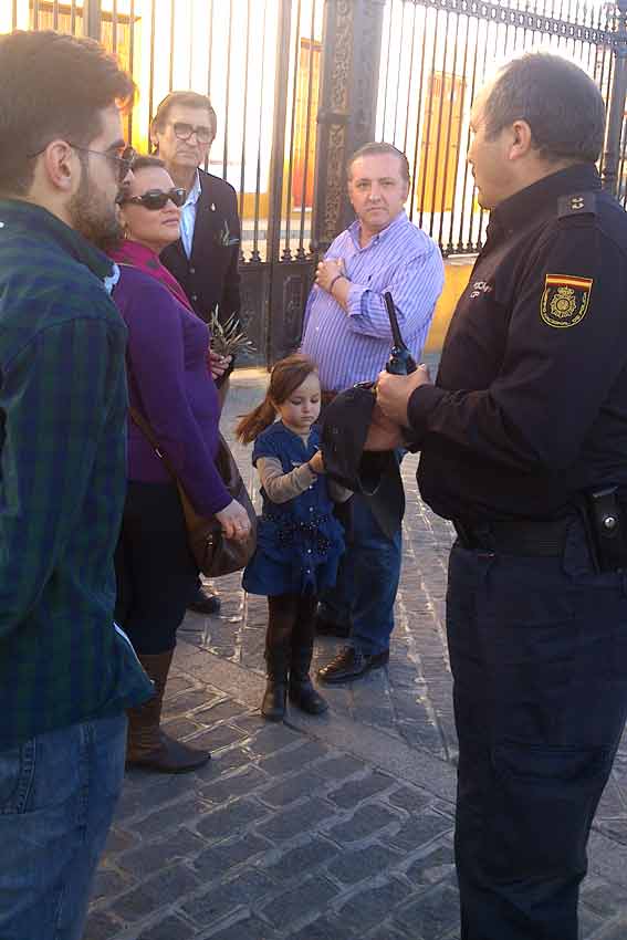 Como puede comprobarse, la manifestación era tan pacífica que había aficionados con sus hijos pequeños.