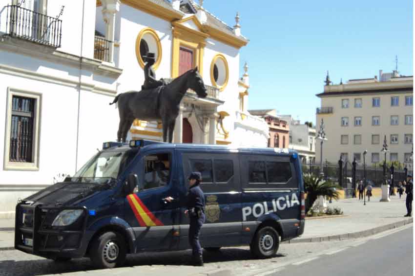 Un furgón antidisturbios llegaba a la Maestranza.