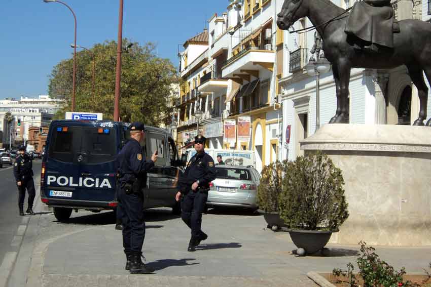 Los agentes antidisturbias se replegaban cerca de la sala.