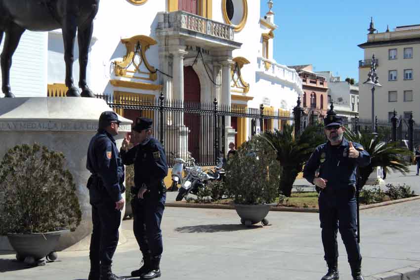 Policías antidisturbios en la Puerta del Príncipe.